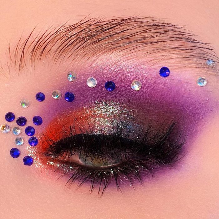 Maquillaje de ojos con tonalidades moradas y azules