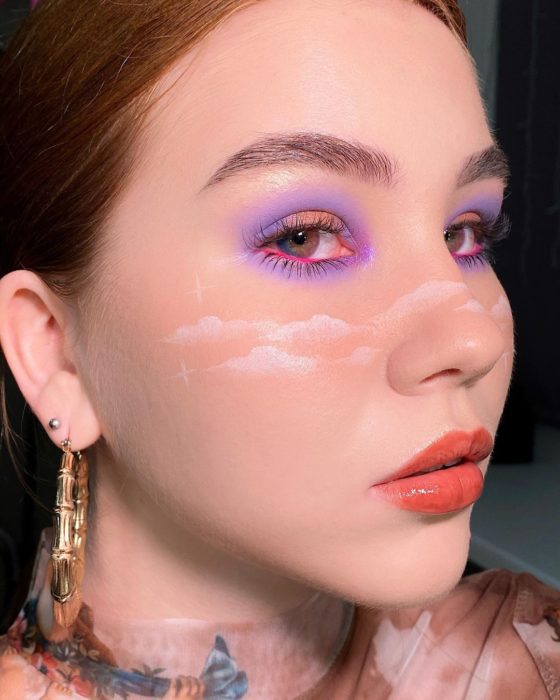 Maquillaje de ojos con tonalidades lilas y rosas con nubes