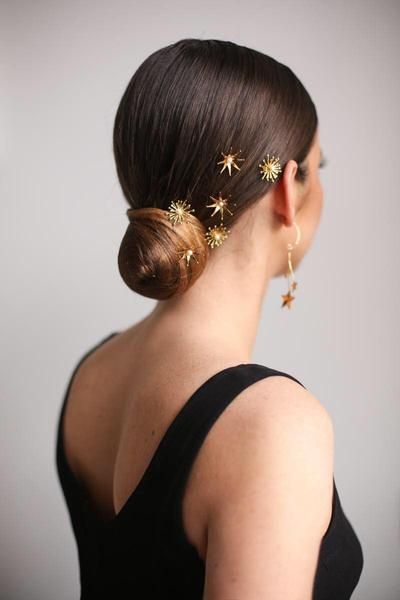 Recogido en chongo con broches dorados de sol