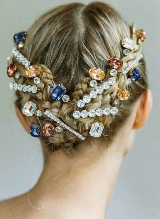 Peinado recogido con trenzas y piedras brillantes