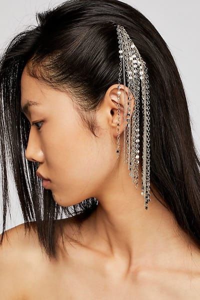 Chica asiática con accesorio colgante para el cabello