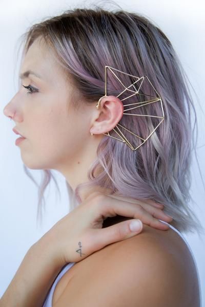 Chica de cabello lavanda con broche geométrico grande