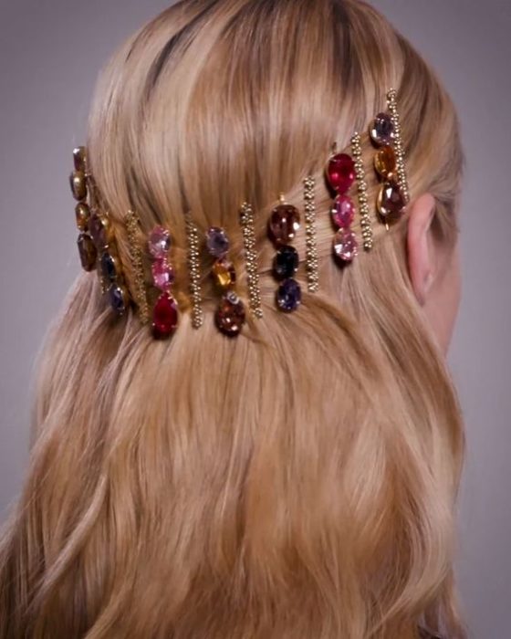 Semi recogido con broches de piedras brillantes