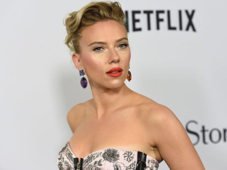 Scarlett Johansson posando durante una alfombra roja de Netflix 