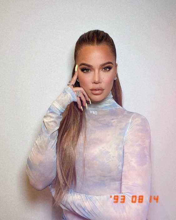 Khloé Kardashian posando en una fotografía 