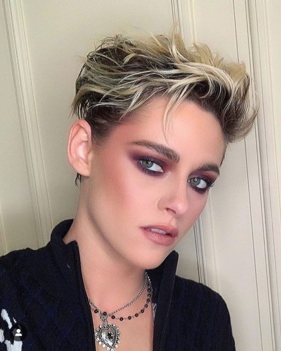 Kristen Stewart en una fotografía mostrando su cabello rubio 