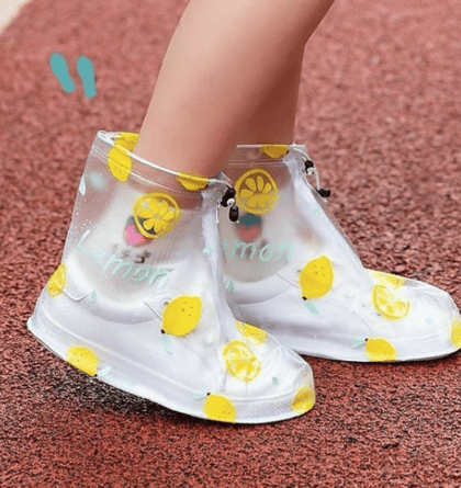Cover shoes para la lluvia con figuras de colores 