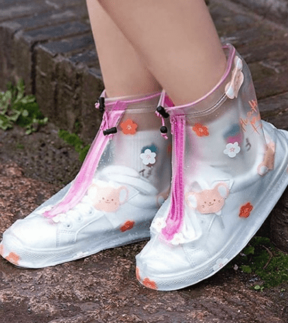 Cover shoes para la lluvia con figuras de colores 