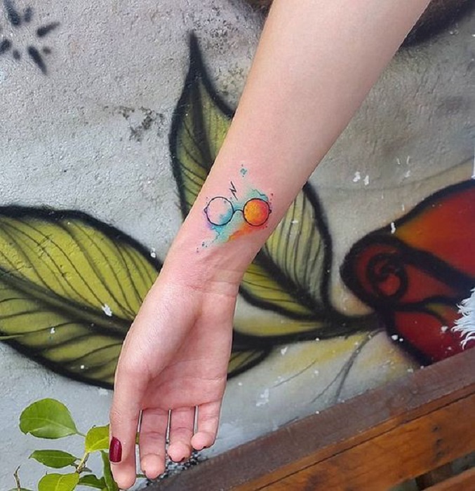 Tatuaje de Harry Potter con tonos de colores arcoíris