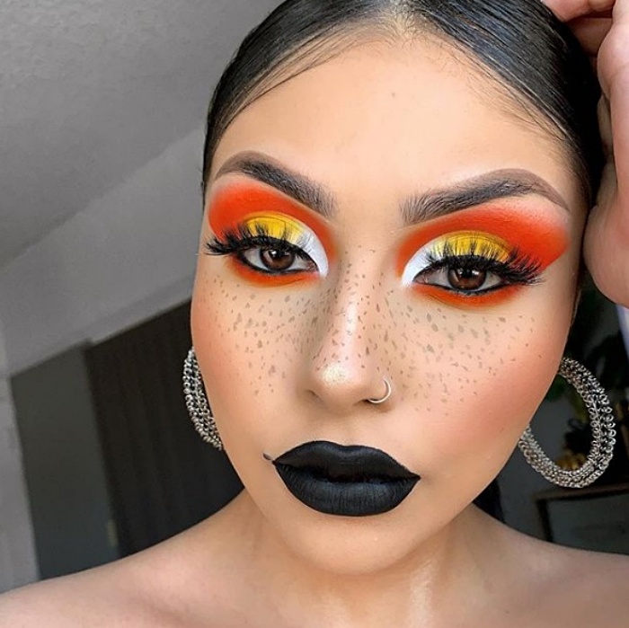 chica con maquillaje de colores vibrantes, neón, labial negro y pestañas postizas