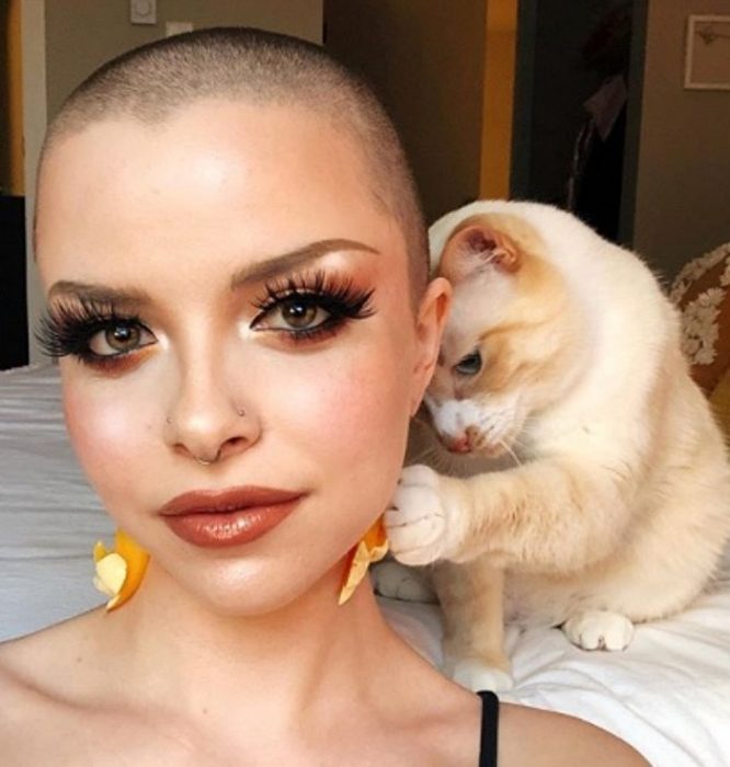 chica con maquillaje en colores cálidos y pestañas postizas