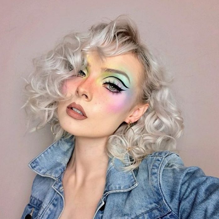 chica con cabello platinado usando maquillaje con sombras pastel