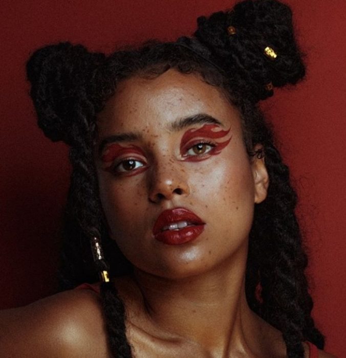 chica con maquillaje en tonos rojos y delineado de llamas