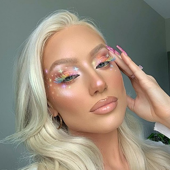 chica rubia con maquillaje de color pastel y diseños de estrellas