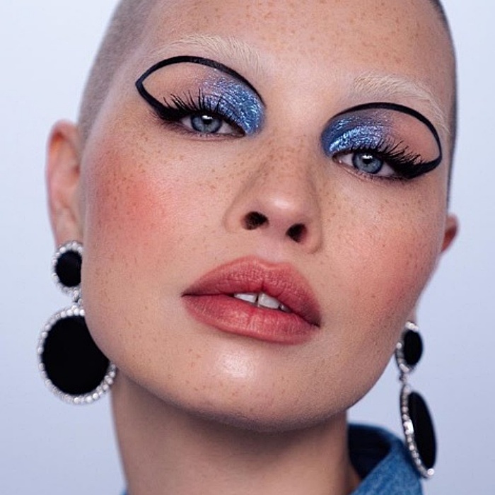 chica con sombras de colores azul y rosa y delineado negro acentuado