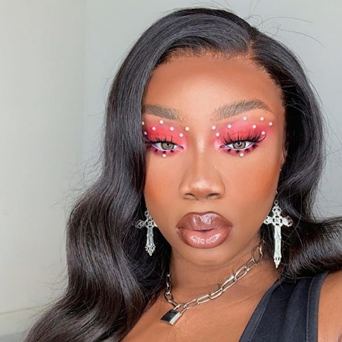 chica morena con maquillaje en color rosa neón
