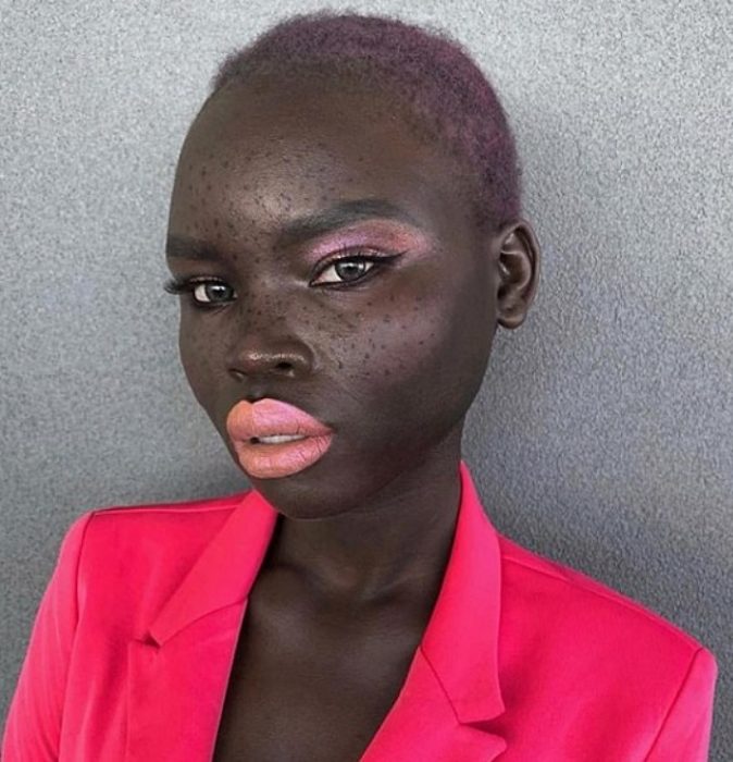 chica morena con maquillaje en color rosa neón