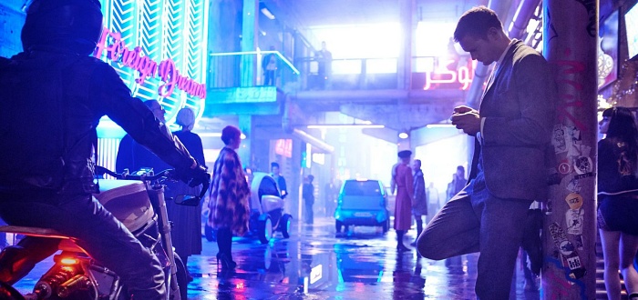 escena de la pelicula mute de netflix