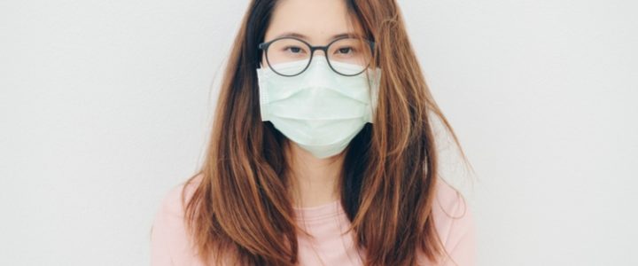 Chica con cubrebocas médico
