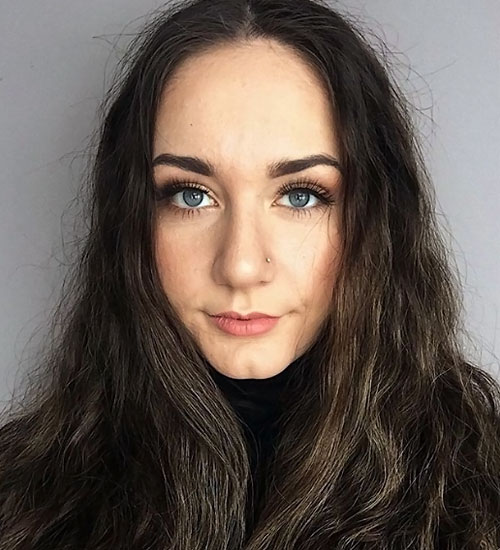 Mujer con frizz en el cabello