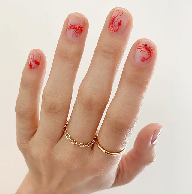 Diseños de uñas de Betina Goldstein con pequeños camarones 