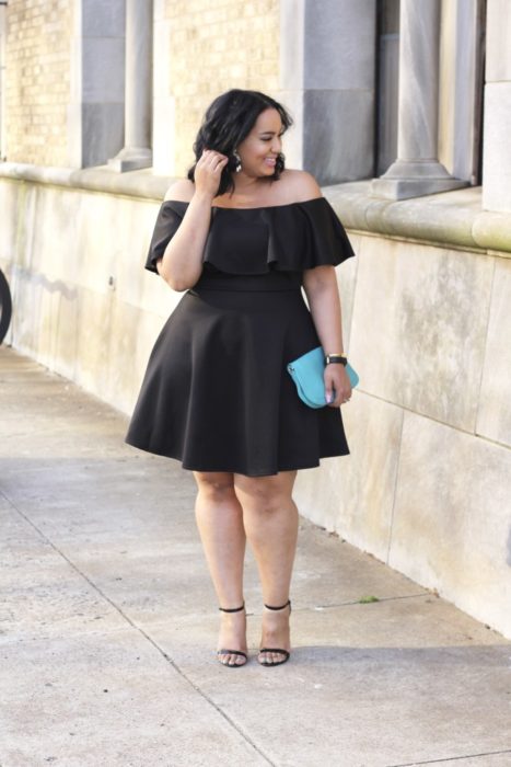 Chica curvy usando un vestido de corte hasta las rodillas y escote off the shoulders