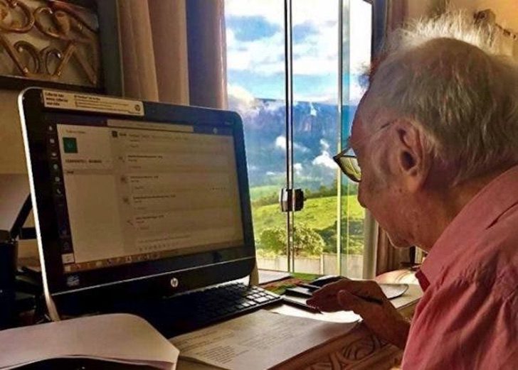 Carlos Augusto Manço en la computadora