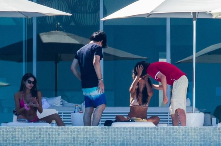 Timothée Chalamet y Eiza González dándose un beso