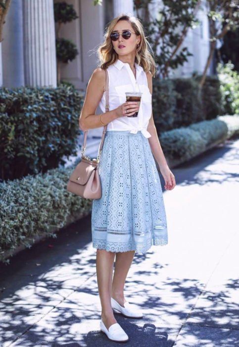 Falda veraniega azul cielo con camisa blanca