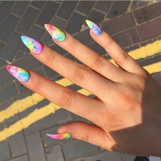 Uñas coloridas de almendra tipo arcoíris