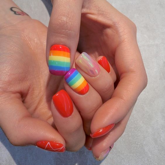 Uñas coloridas tipo arcoíris