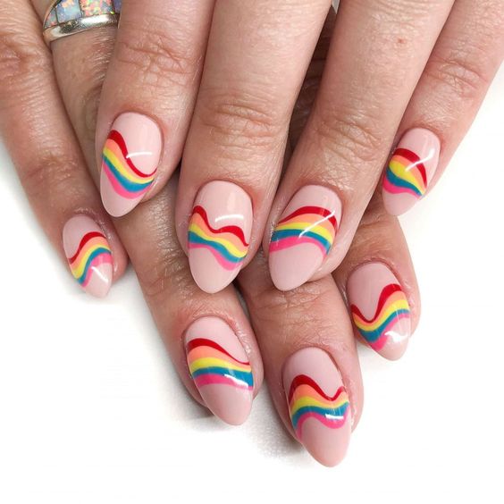 Uñas coloridas tipo arcoíris