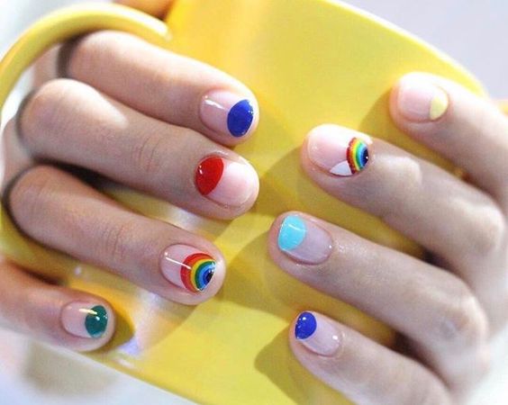 Uñas cortitas coloridas estilo arcoíris