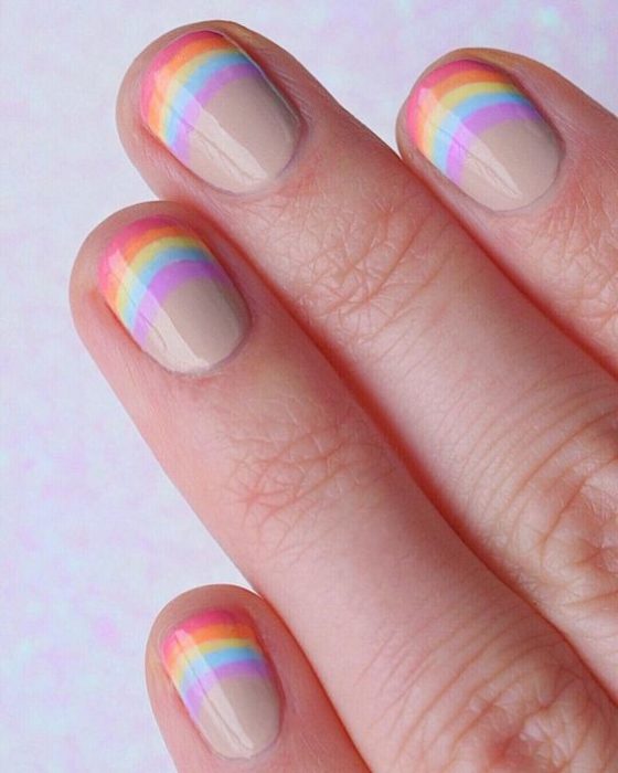Uñas coloridas tipo arcoíris