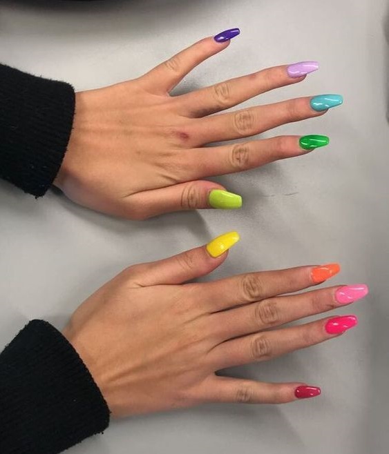 Uñas coloridas tipo arcoíris
