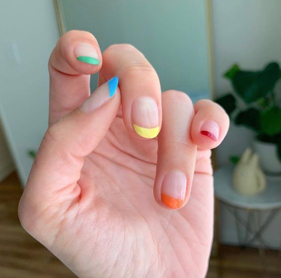 Uñas coloridas tipo arcoíris