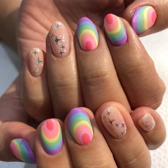 Uñas coloridas tipo arcoíris
