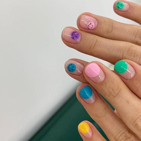 Uñas coloridas tipo arcoíris