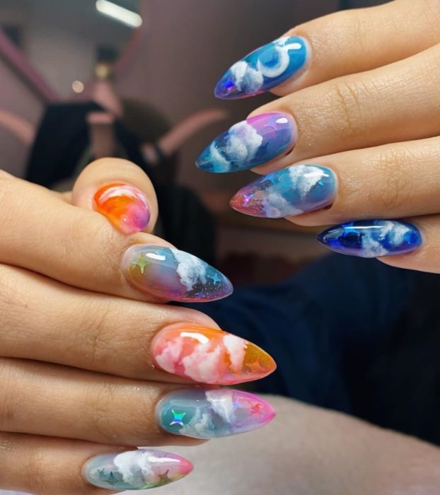 Uñas de almendra con nubes y color arcoíris