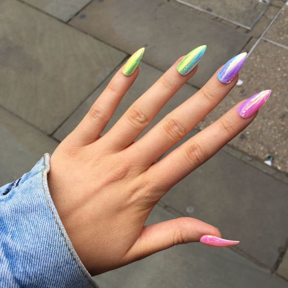 Uñas coloridas tipo arcoíris