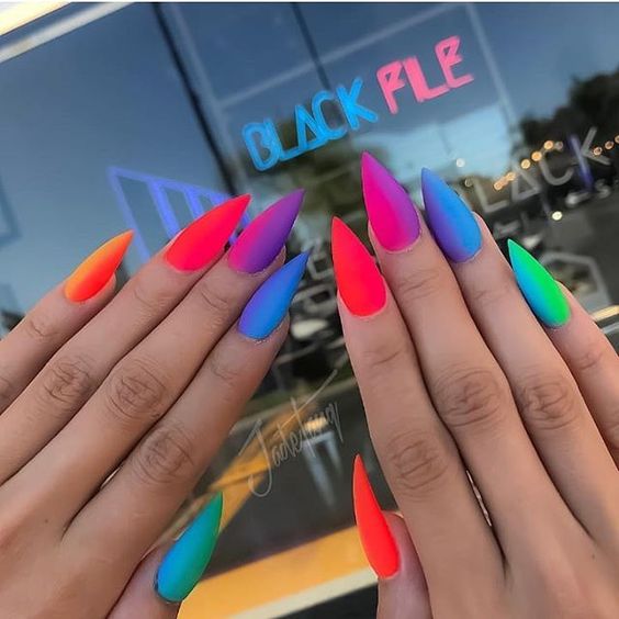 Uñas stiletto arcoíris