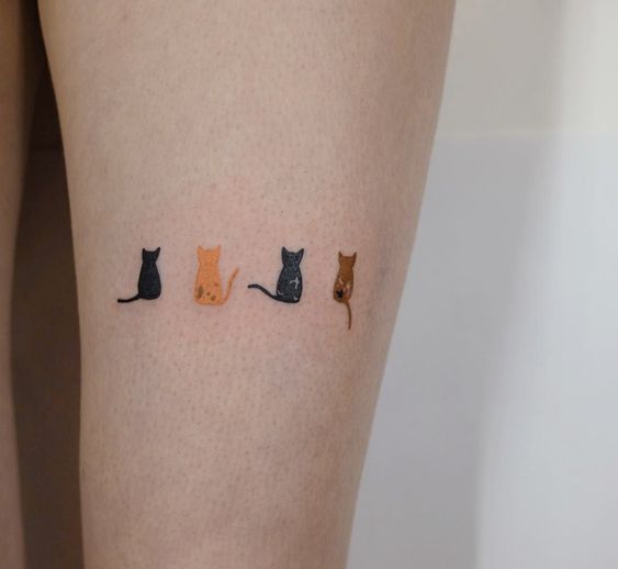 Tatuaje mini de gatitos color negro, naranja, gris y cagé