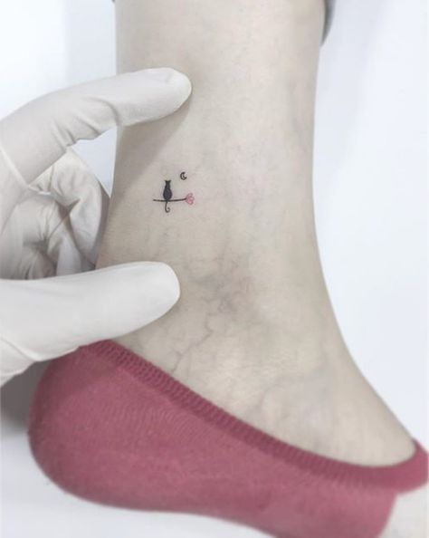 Mini tatuaje de gato mirando la luna