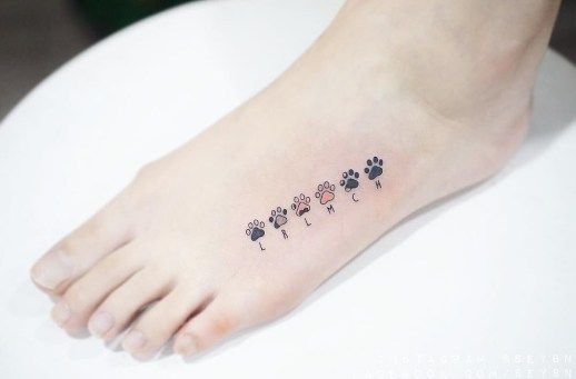Tatuaje en el empeine de patitas de gato