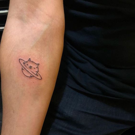 Tatuaje de gatito en forma de planeta