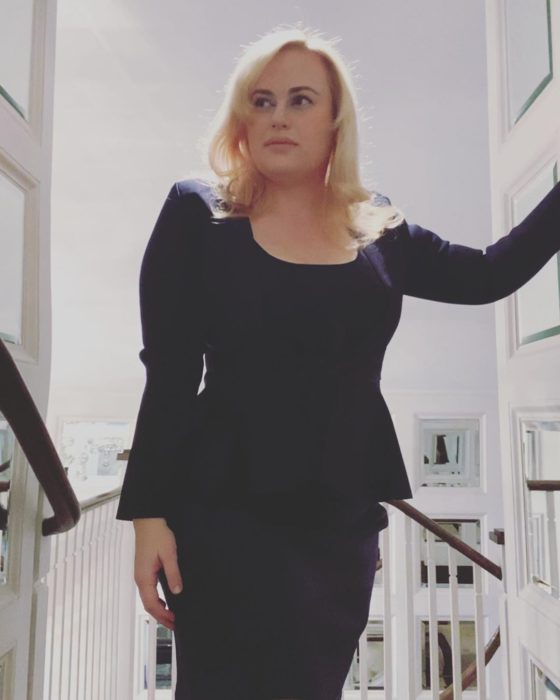 Rebel Wilson llevando un conjunto de dos piezas negro entallado