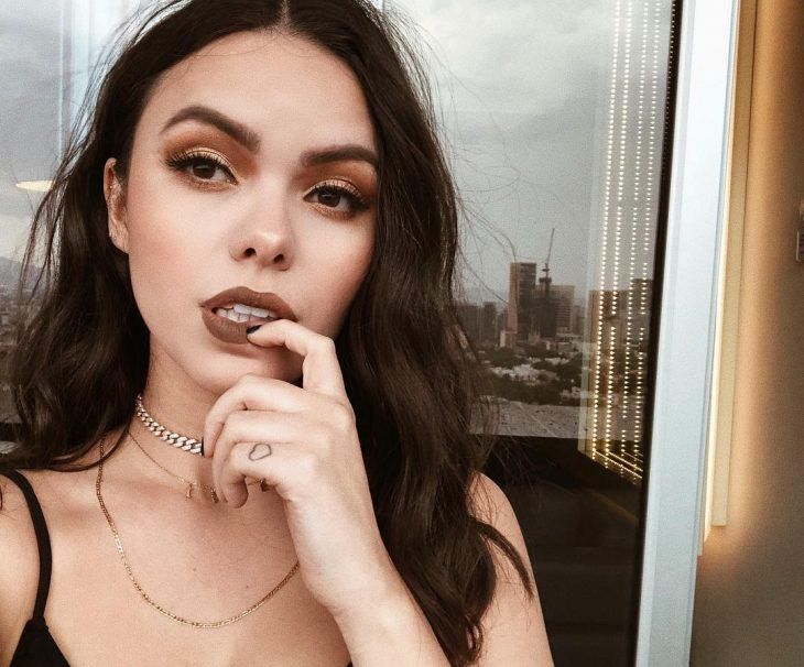 Chica usando labial en tonalidad café