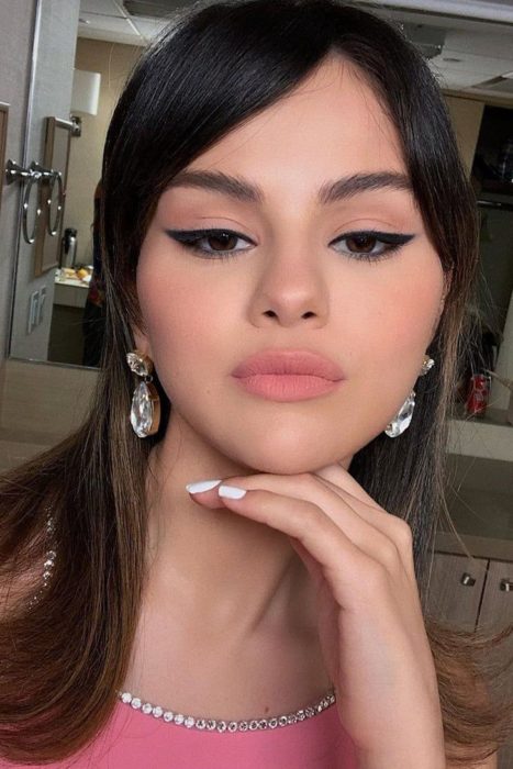 Selena Gomez usando labial rosado