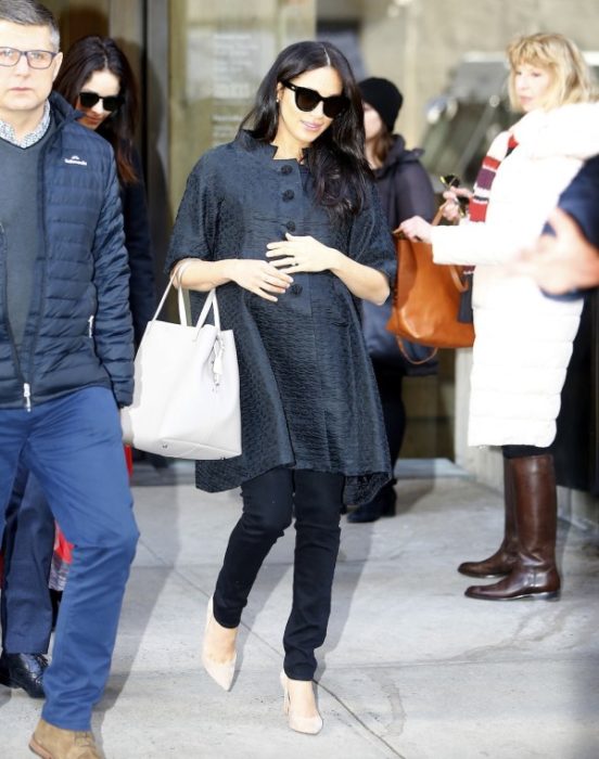 Meghan Markle saliendo del hotel en el que festejó su baby shower