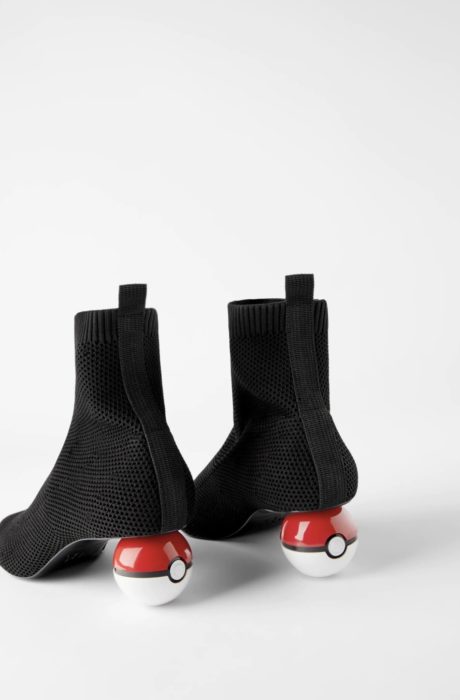 Botines cortos negros con tacón en forma de pokebola roja y blanca